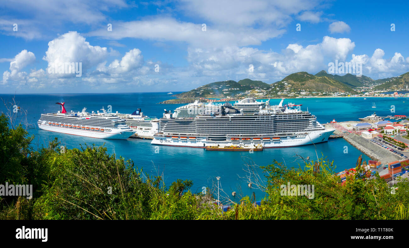Carnaval et bord de navires de croisière MSC super au port de Saint John's Antigua est la capitale et la plus grande ville d'Antigua-et-Barbuda, situé dans l'W Banque D'Images