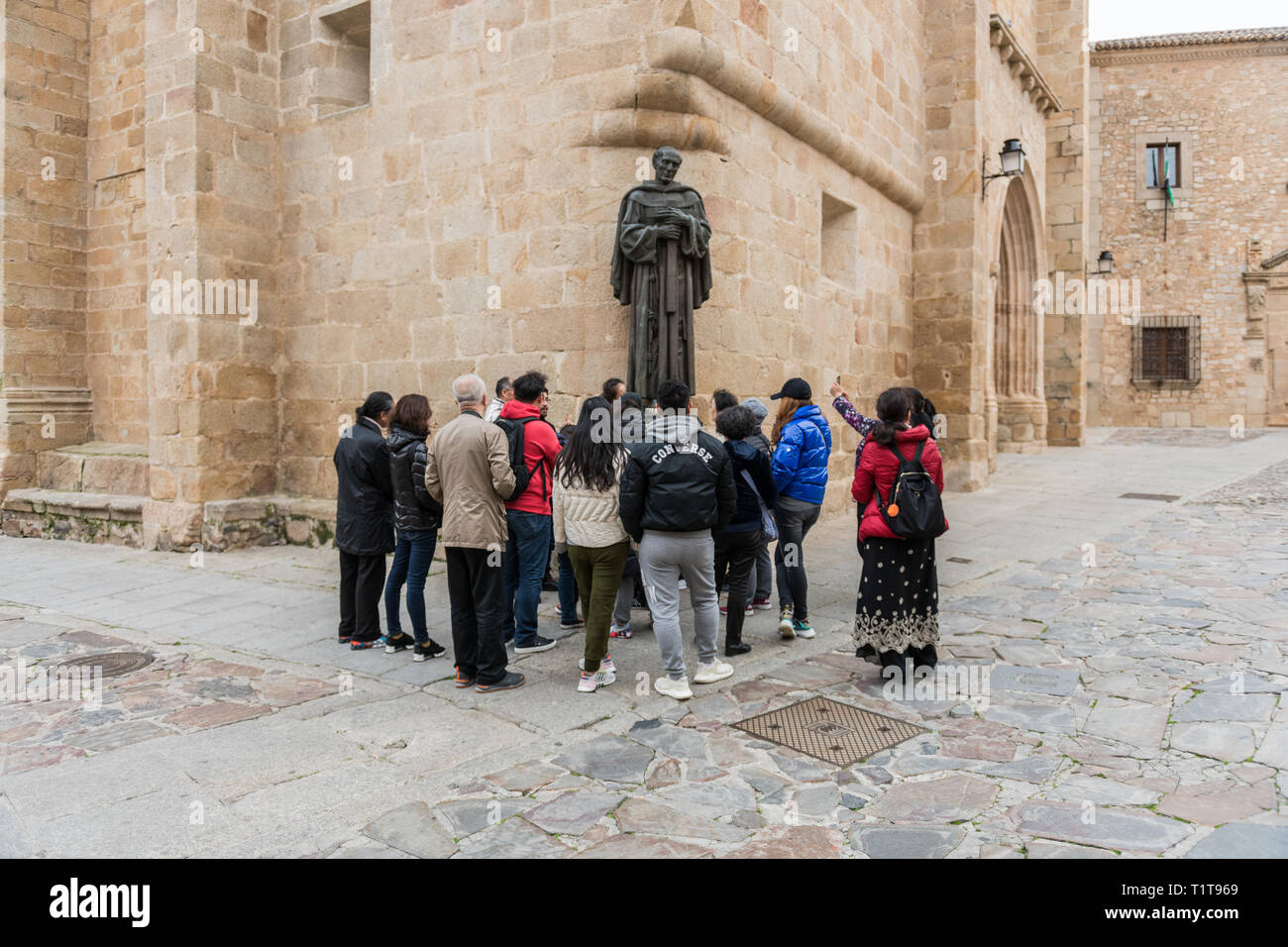 Les touristes asiatiques devant la statue de San Pedro de Alcantara, situé aux portes de l'concathedral de Santa Maria Banque D'Images