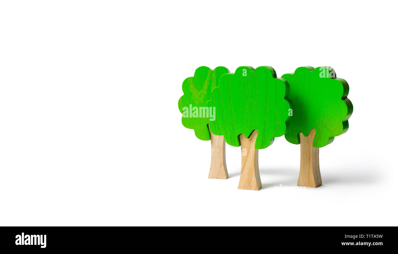 Trois figures en bois jouet d'arbres isolés sur un arrière-plan. L'imitation des forêts. conservation de l'environnement. La lumière des planètes. Arbre généalogique, un symbole de str Banque D'Images