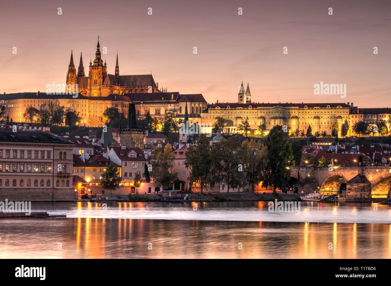 La vieille ville de Prague, Cech République. Le Château de Prague avec les églises, chapelles et tour Banque D'Images