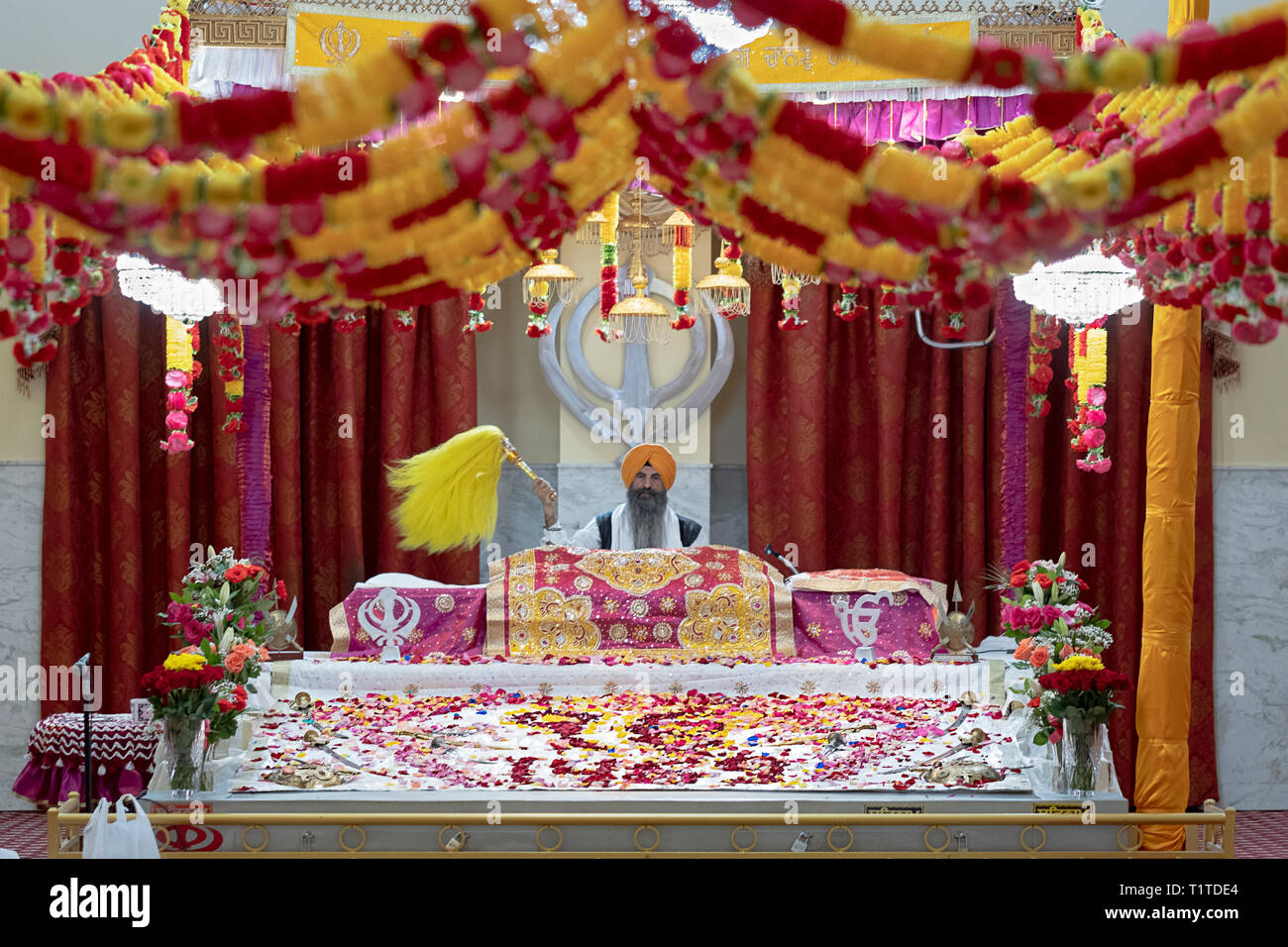 L'autel du temple Sikh Cultural Society à Richmond Hill, Queens, New York spécialement décorée pour l'anniversaire de Guru Nanak. Banque D'Images