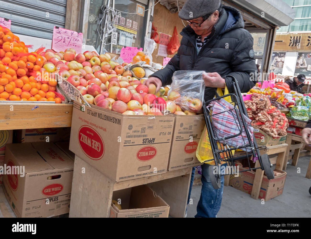 Un Chinois uniques pour les pommes à un stand en plein air sur la rue principale dans le quartier chinois, le rinçage, Queens, New York. Banque D'Images