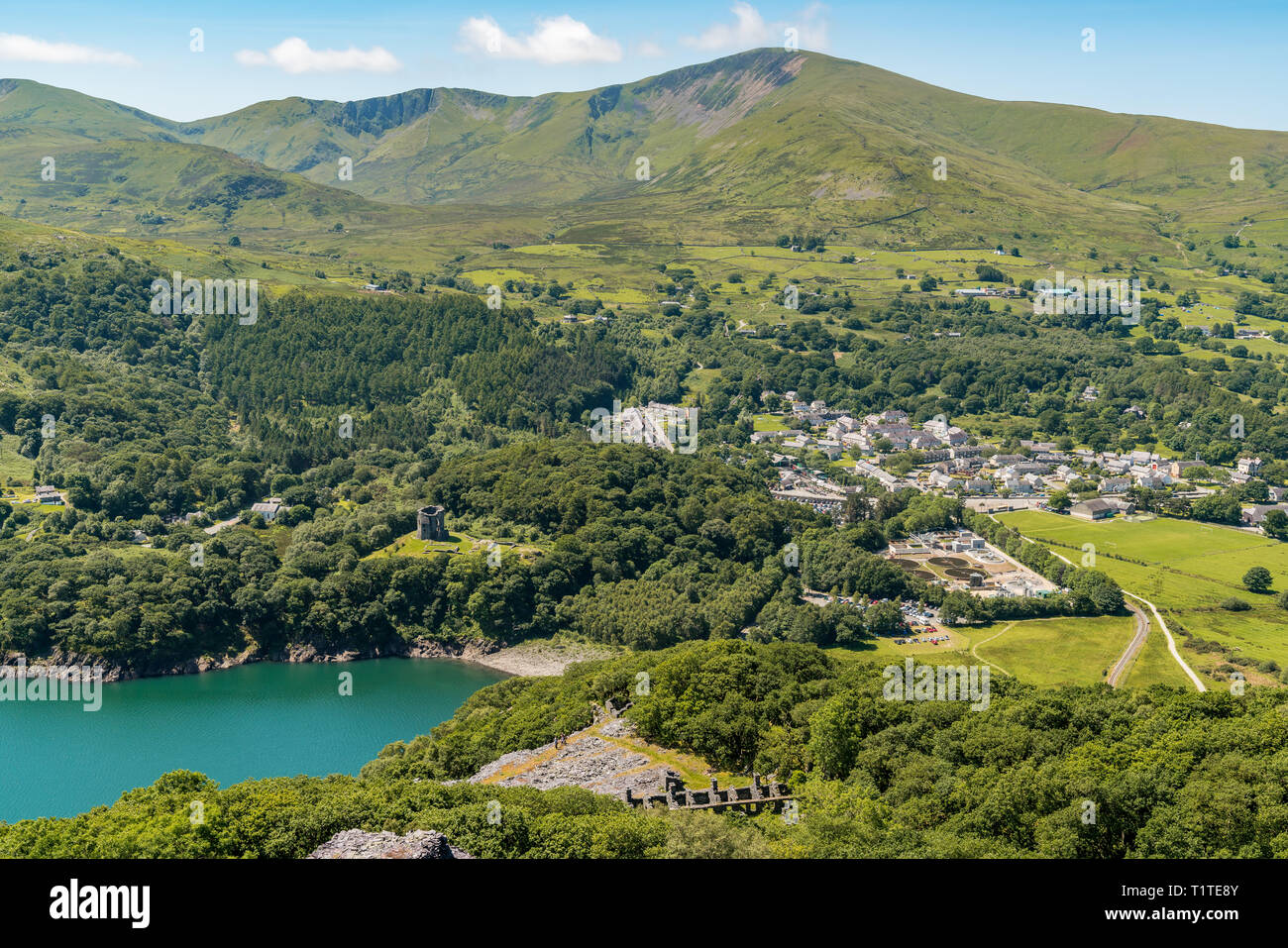 Vue de la carrière de Dinorwic, Gwynedd, Pays de Galles, Royaume-Uni - Llanberis avec en arrière-plan Banque D'Images