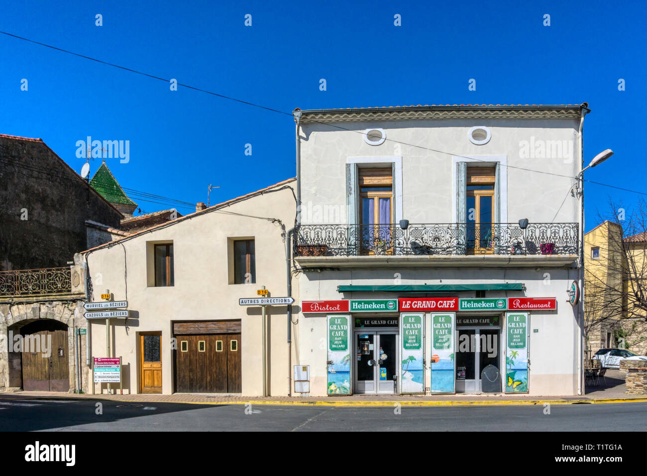 Un petit village français cafe. Banque D'Images