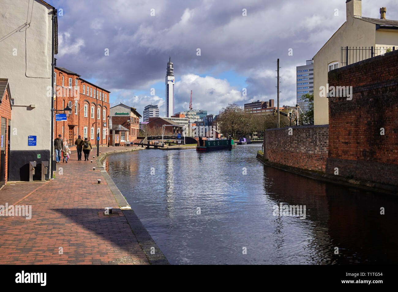 Bassin cambrien sur le canal de Birmingham avec le réseau BT Tower dans l'arrière-plan Banque D'Images