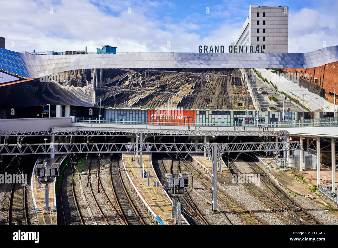 Vue sur le mur donnant sur le nouveau centre commercial Grand Central au-dessus des lignes de chemin de fer à la gare de Birmingham New Street Banque D'Images