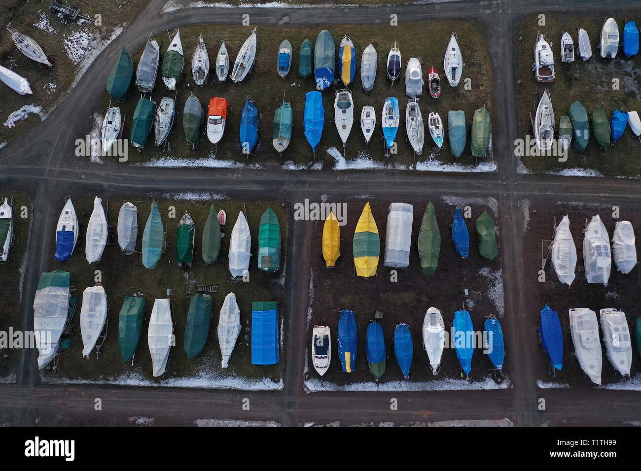 Vue aérienne d'une marina, avec voile portant, par le site du lac Vättern, une froide journée d'hiver. Banque D'Images