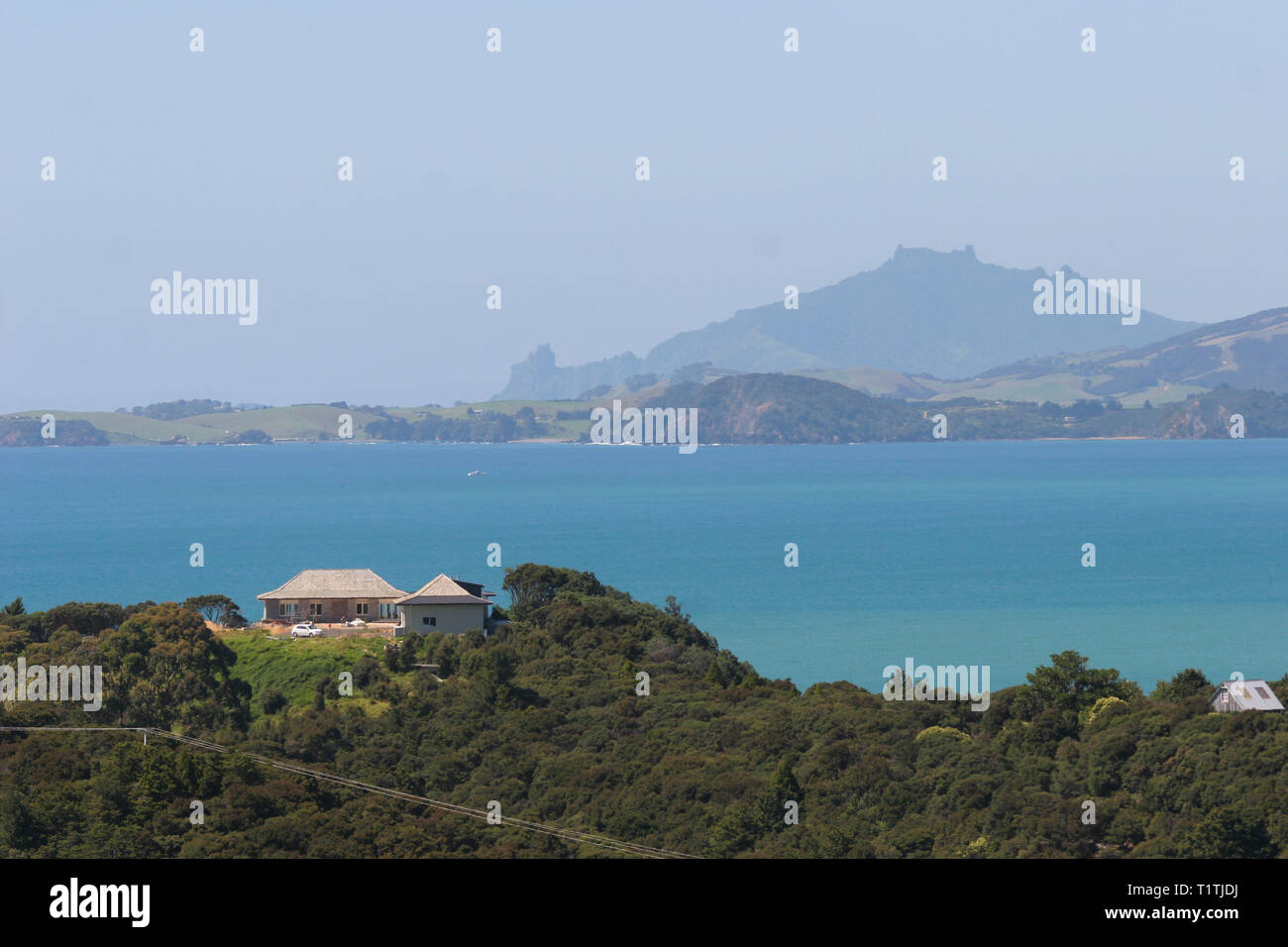 Bungalow Nouvelle-zélande au sommet d'une colline avec vue sur paysage à Whangarai salon à côté est de l'île du nord Banque D'Images