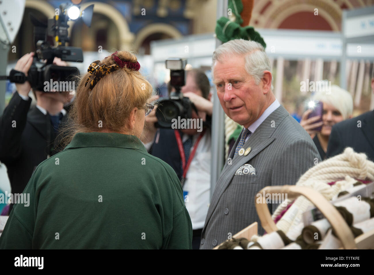 Le Prince Charles sur Walkabout Royale, Charles, prince de Galles est l'héritier au trône britannique comme l'aîné des enfants de la reine Elizabeth II. Banque D'Images