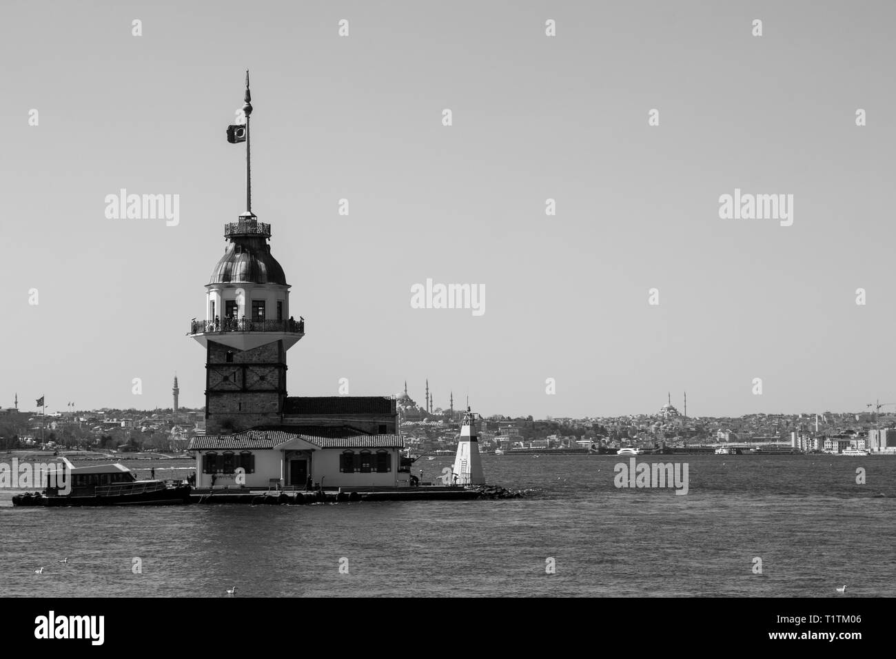Tour de la jeune fille ou Kiz Kulesi situé au milieu de Bosphore, Istanbul. Également connu sous le nom de la tour de la tour de Léandre. Banque D'Images