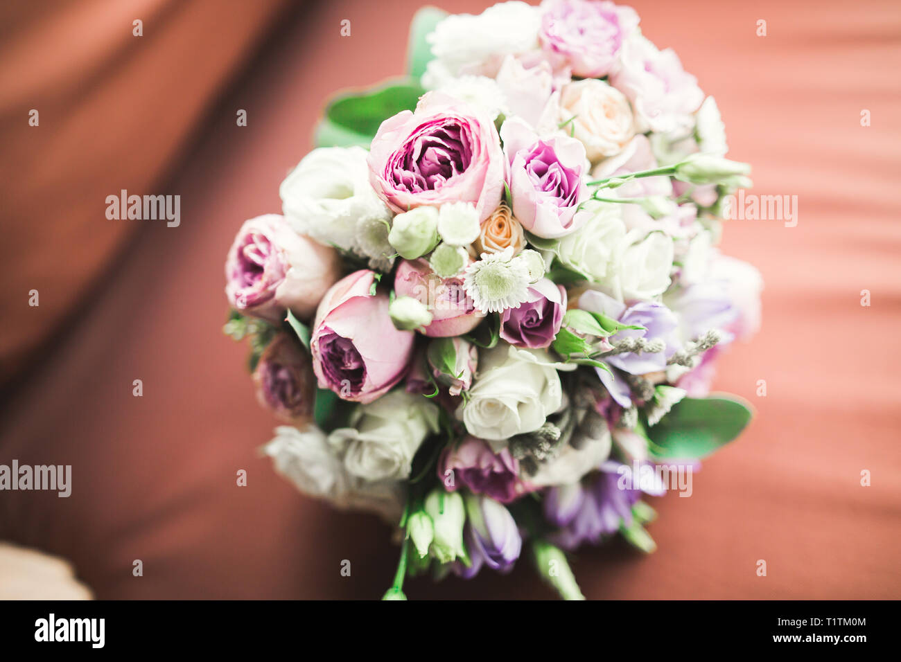 Beau bouquet de mariage de différentes fleurs, roses. Banque D'Images