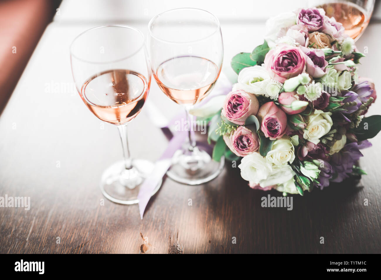 Lunettes de luxe avec du champagne sur la table. Banque D'Images