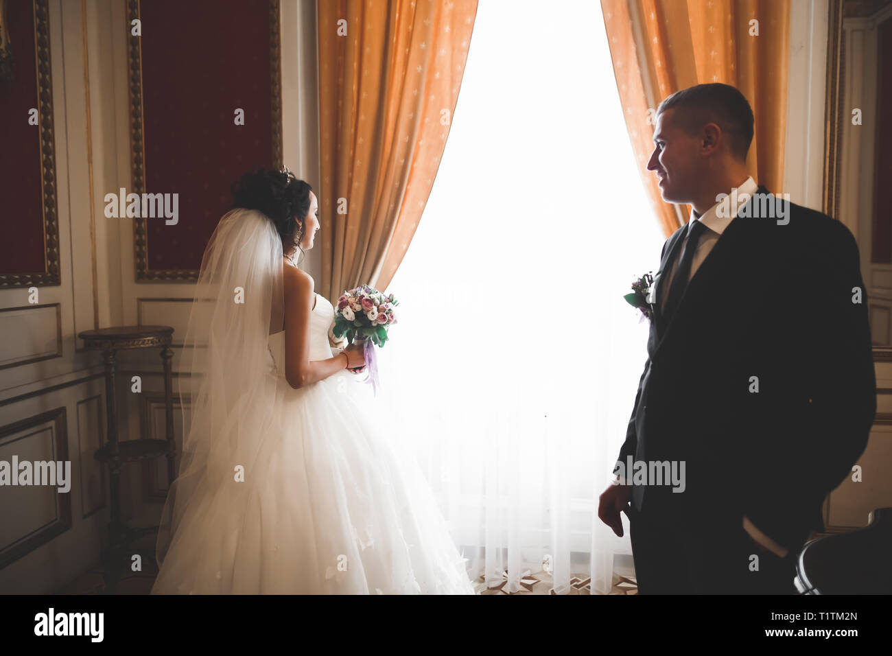 Couple parfait mariée, marié à poser et de s'embrasser dans leur jour de mariage. Banque D'Images