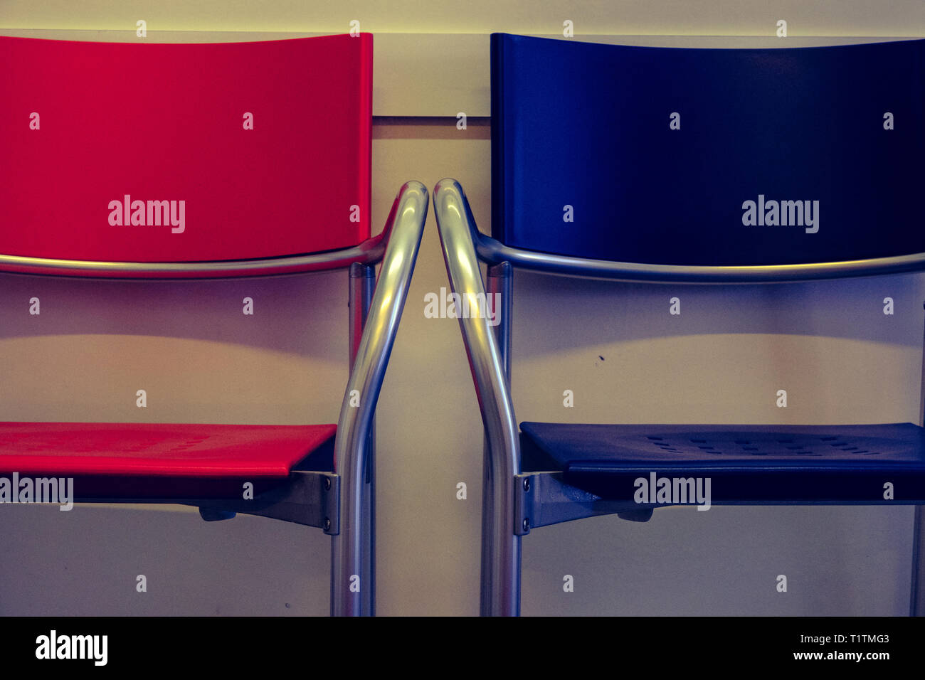 Chaise rouge et chaise bleue Banque D'Images