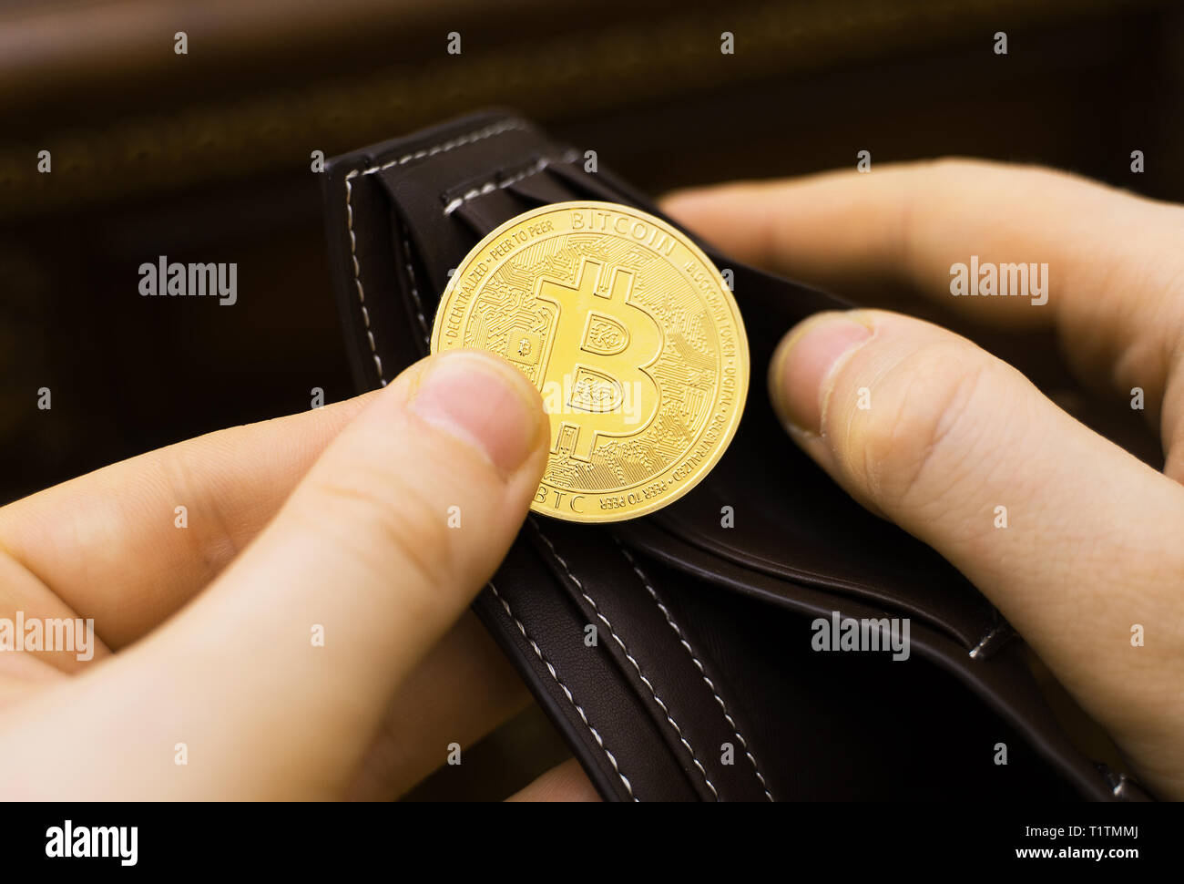 Man holding version physique de bitcoin d'or. Banque D'Images