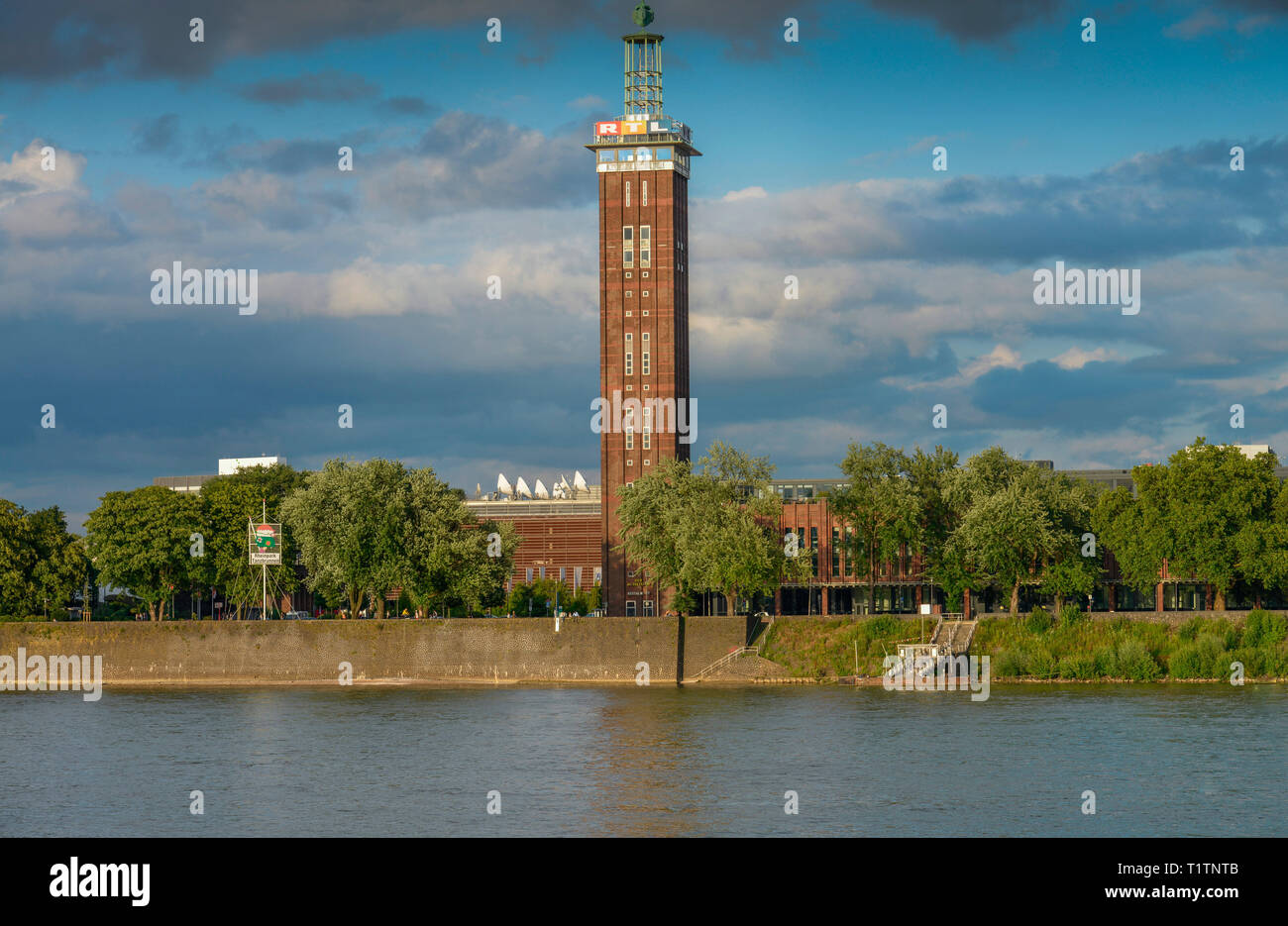 Rhein, Messeturm, Deutz, Koeln, Nordrhein-Westfalen, Deutschland Banque D'Images