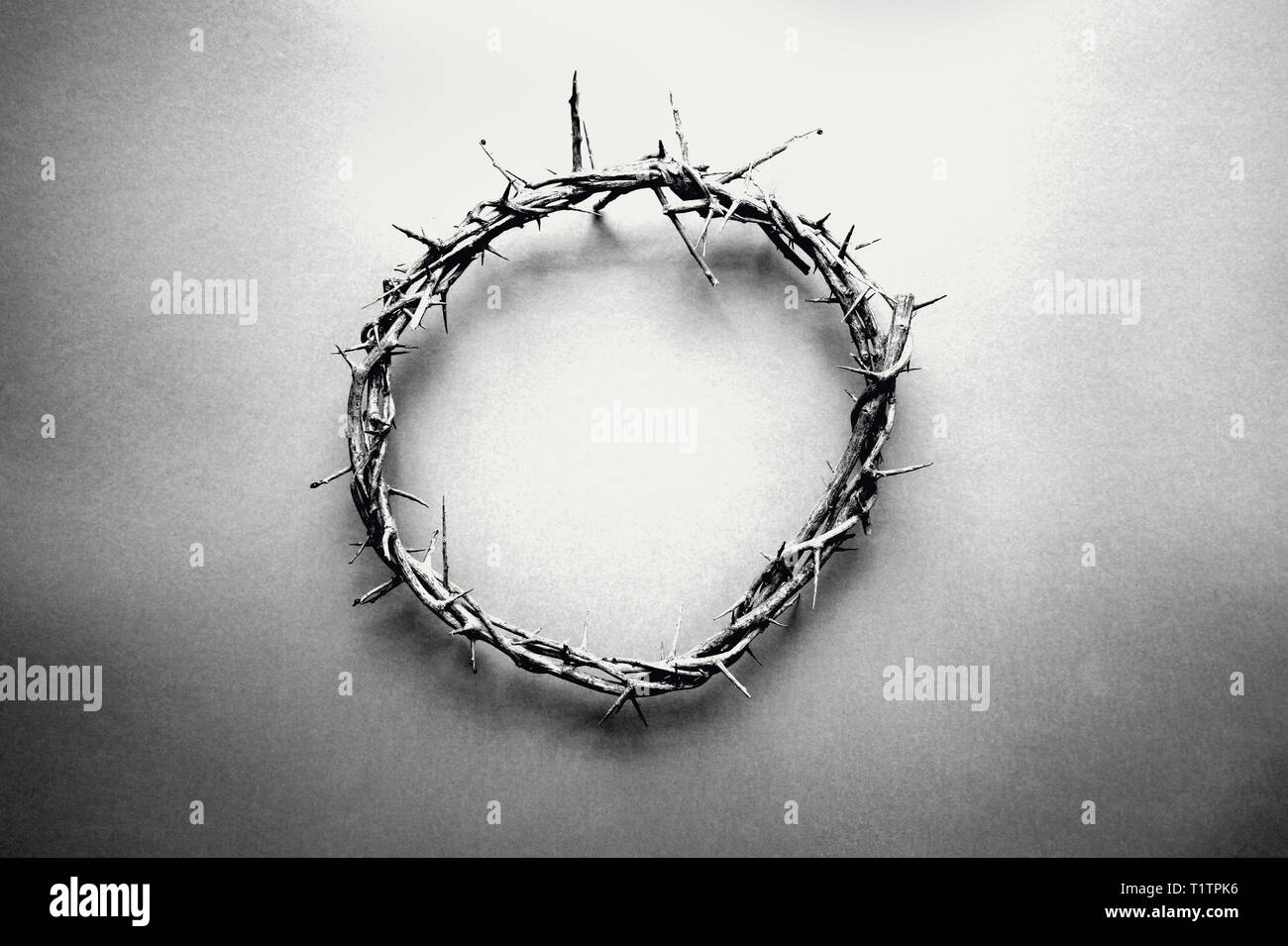 Moody image en noir et blanc de la couronne d'épines comme Jésus-christ portait avec des gouttes de sang sur les conseils d'épines plus grunge background. Parfait pour Pâques Banque D'Images