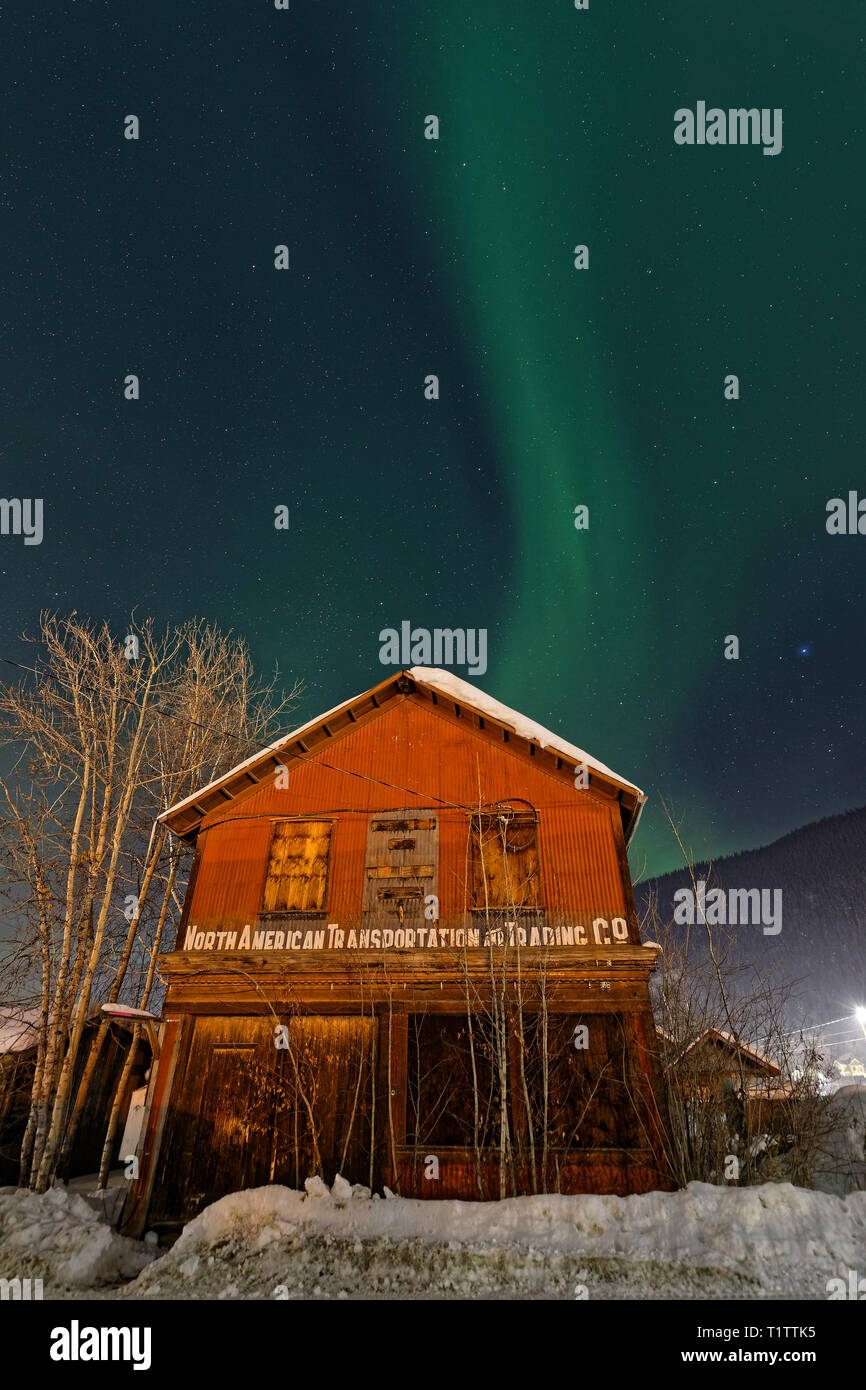 DAWSON CITY, YUKON, CANADA, 12 mars 2019 : Northern Lights au-dessus des maisons anciennes de la ville de la ruée vers l'or. Banque D'Images