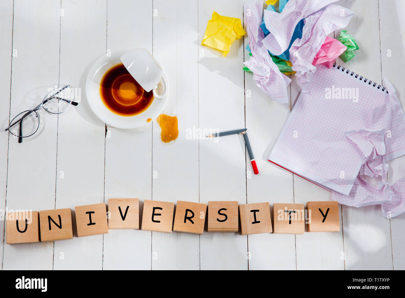 La papeterie et l'Université fait de lettres de mots sur fond de table en bois. L'éducation, collège, école, stress, étudiant le concept. Télévision laïcs ou Vue de dessus Banque D'Images