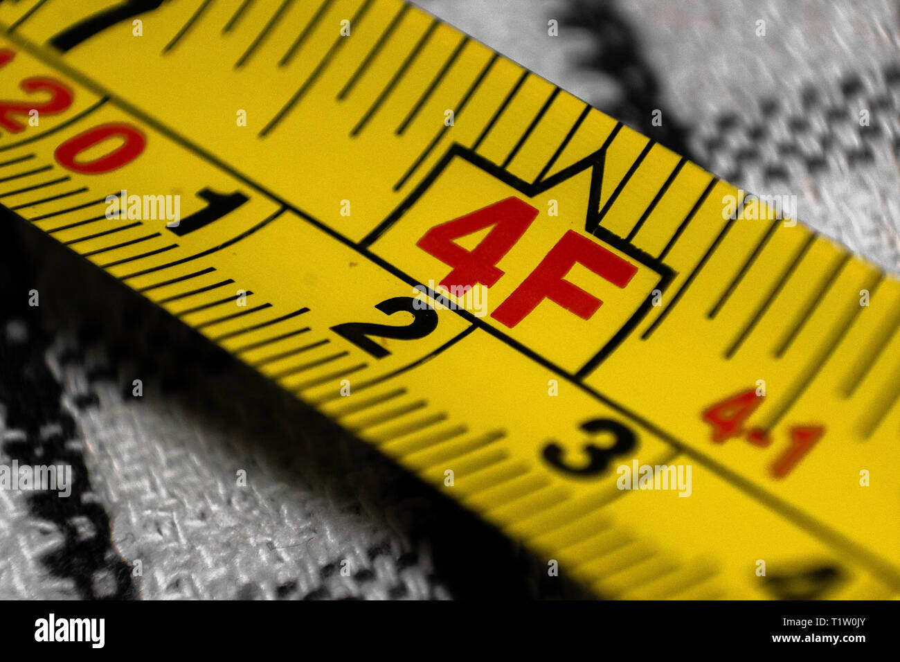 Ruban jaune montrant en mètres et en pieds de mesure Banque D'Images