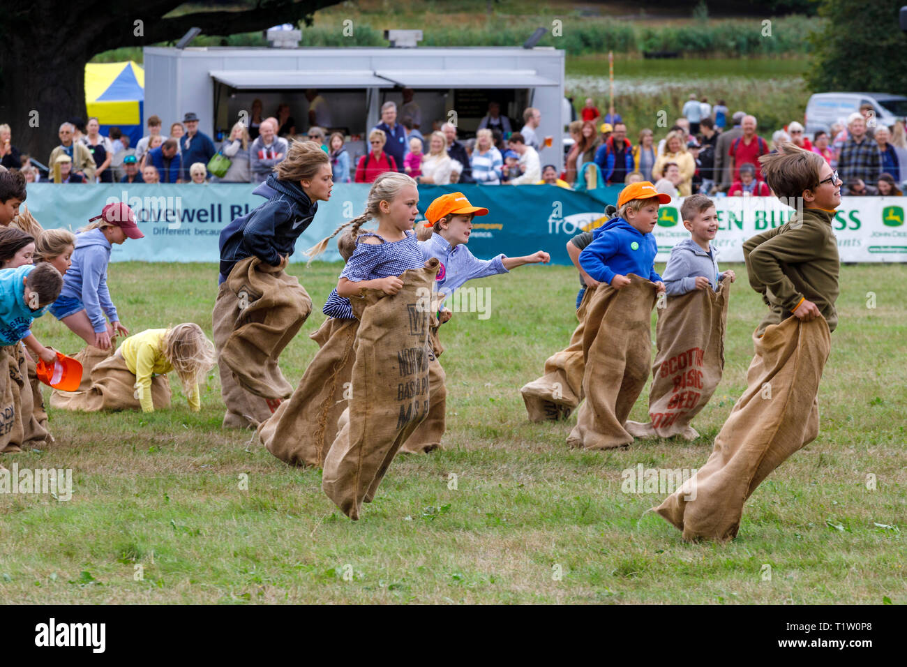 La course en sac pour enfants l'arène principale de la foire agricole 2018 Aylsham, Norfolk, Royaume-Uni. Banque D'Images