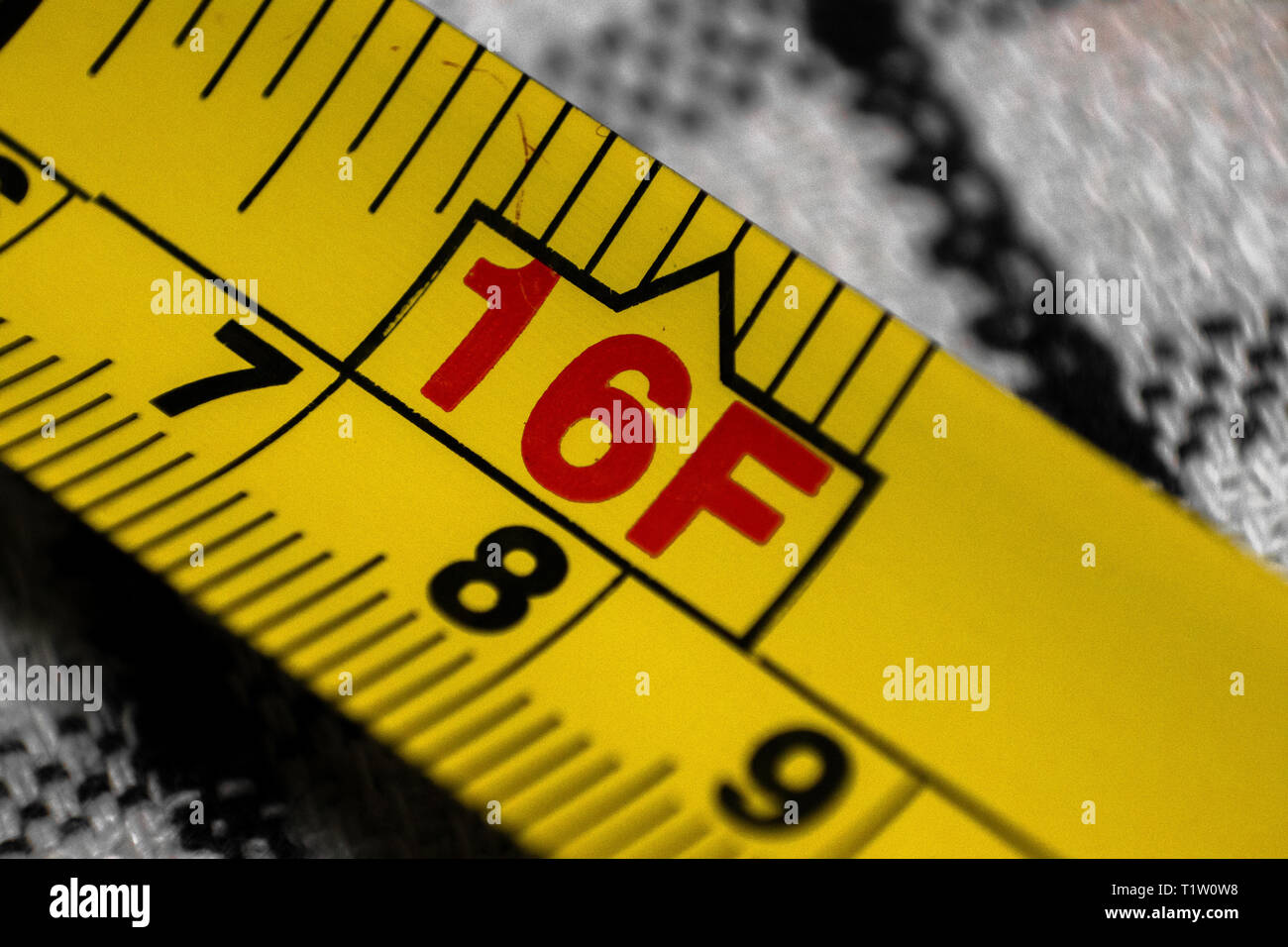 Ruban jaune montrant en mètres et en pieds de mesure Banque D'Images