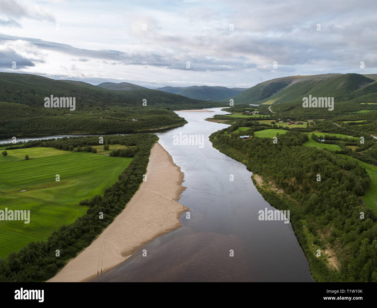 Vue aérienne de Teno aka Tana River entre la Norvège et la Finlande à l'été. La rivière Teno est bien connu pour sa pêche au saumon. Banque D'Images