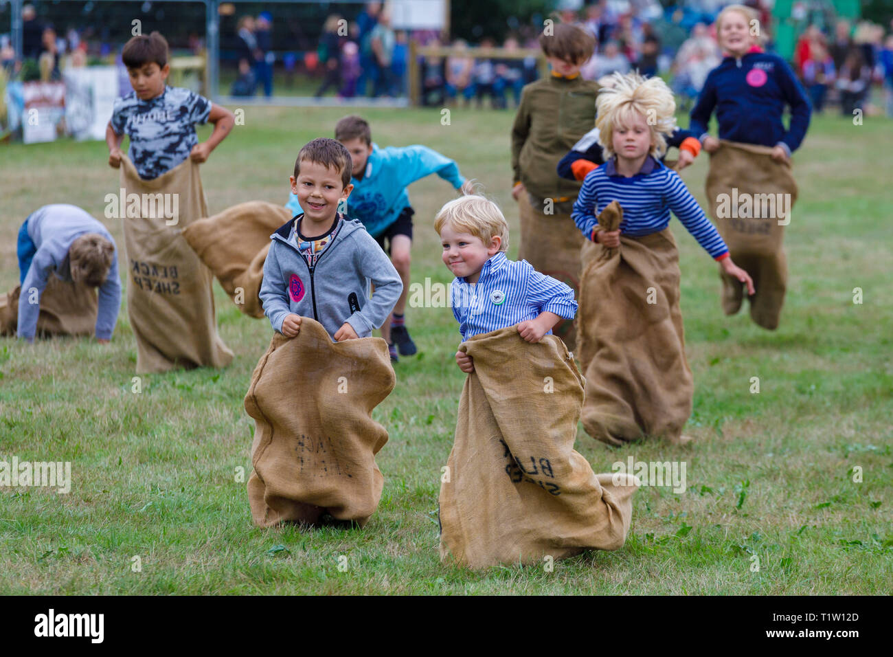 La course en sac pour enfants l'arène principale de la foire agricole 2018 Aylsham, Norfolk, Royaume-Uni. Banque D'Images