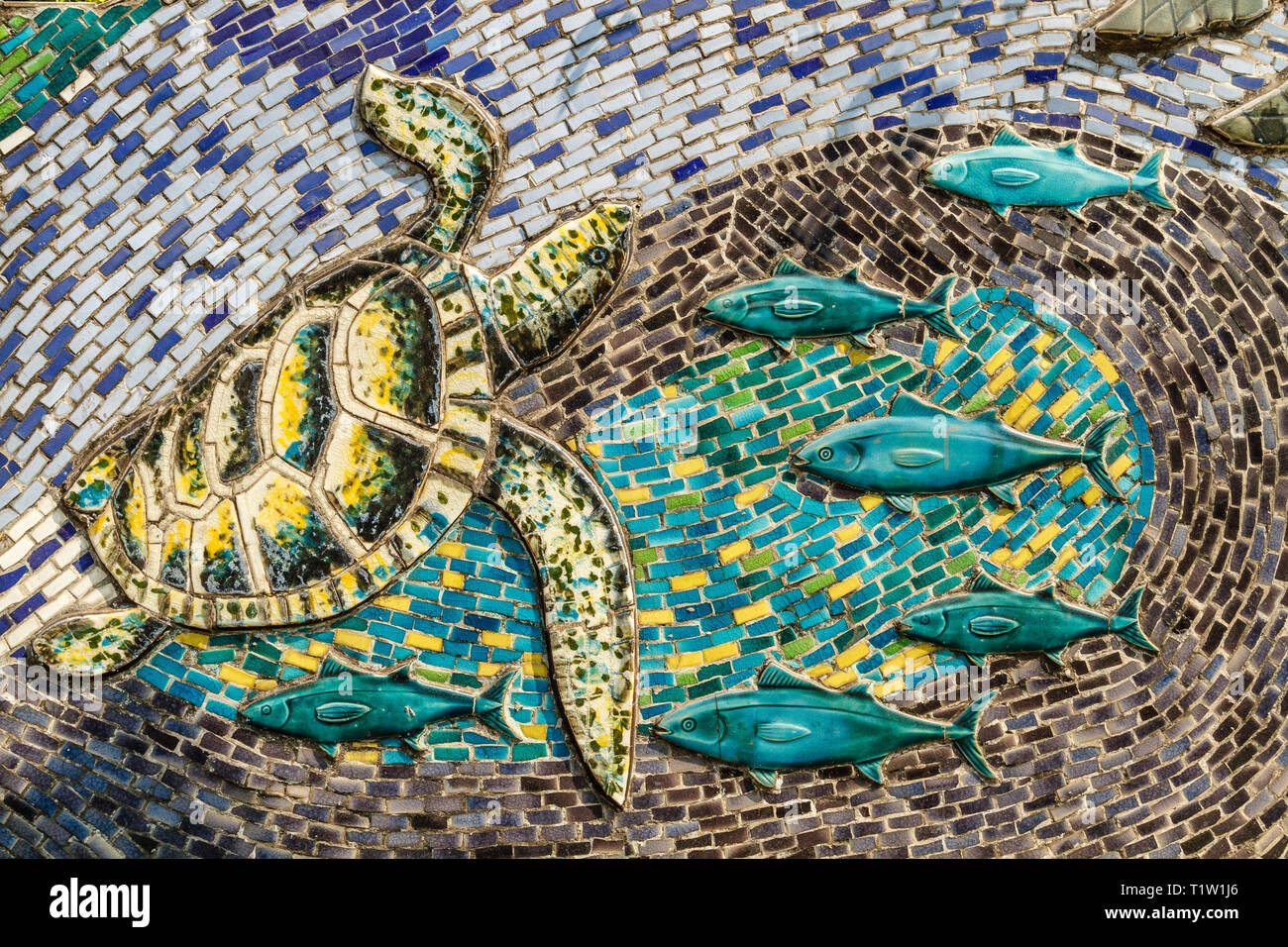 Mosaïque murale céramique Hanoi Hanoi ou route en céramique. Le Vietnam. Illustrant les tortues de mer et poissons. Le plus long mur de céramique dans le monde entier, record Guinness. Banque D'Images