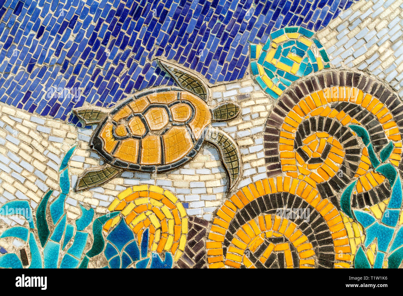 Mosaïque murale céramique Hanoi Hanoi ou route en céramique. Le Vietnam. Représentant des coraux et d'une tortue. Le plus long mur de céramique dans le monde entier, record Guinness. Banque D'Images