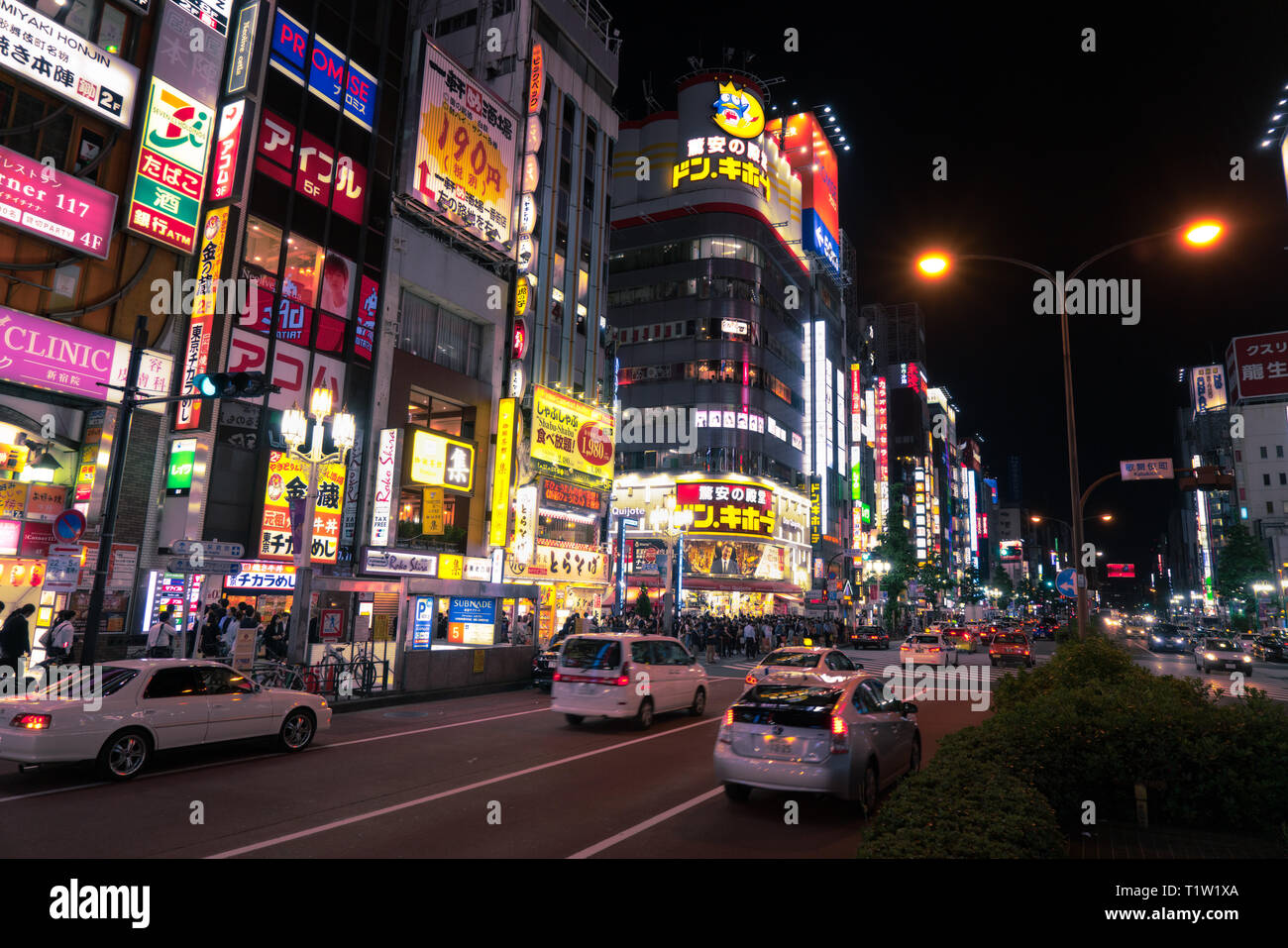 Dori Yasukuni la nuit à Shinjuku, Tokyo, Japon Banque D'Images