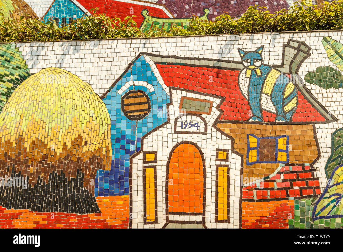 Mosaïque murale céramique Hanoi Hanoi ou route en céramique. Le Vietnam. Dépeignant des scènes de village. Le plus long mur de céramique dans le monde entier, record Guinness. Banque D'Images