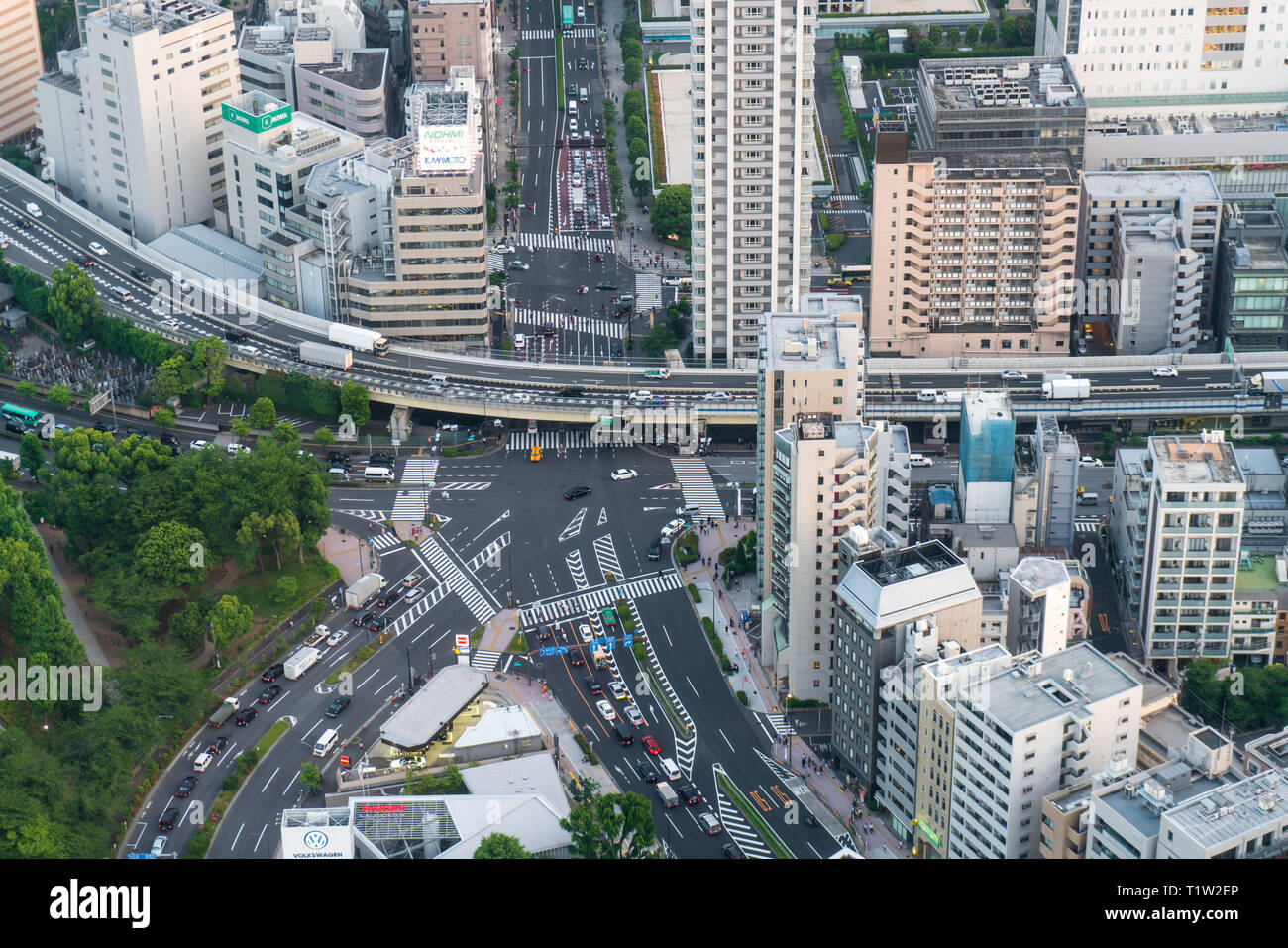 Vue aérienne d'une intersection achalandée à jour à Tokyo, Japon Banque D'Images