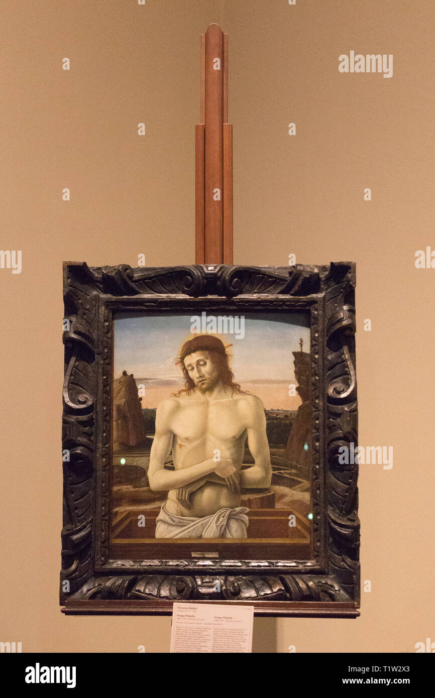 Italie, Milan - 30 décembre 2017 : le point de vue de chef-d'Imago pietatis, tempera sur panneau de Giovanni Bellini, au musée Poldi Pezzoli. Banque D'Images