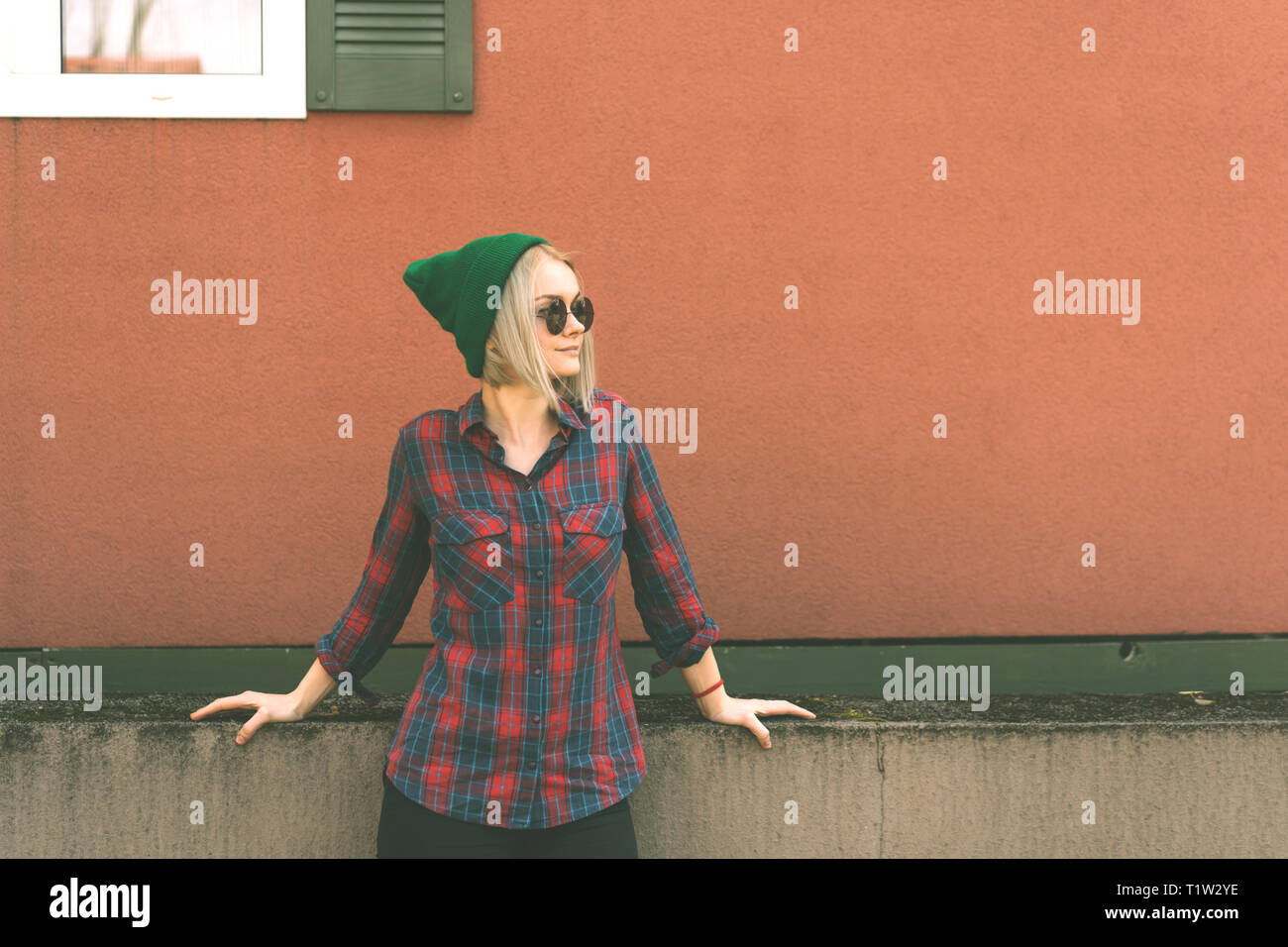 Hipster girl sur un fond corail Banque D'Images