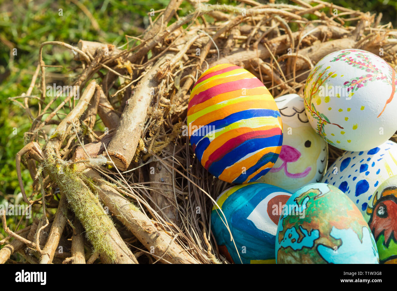 Detail D Oeufs De Paques Peints Avec Differentes Formes Des Dessins Et Des Couleurs Lumineuses Placees Dans Un Nid D Oiseaux A L Exterieur Sur Une Journee Ensoleillee Photo Stock Alamy