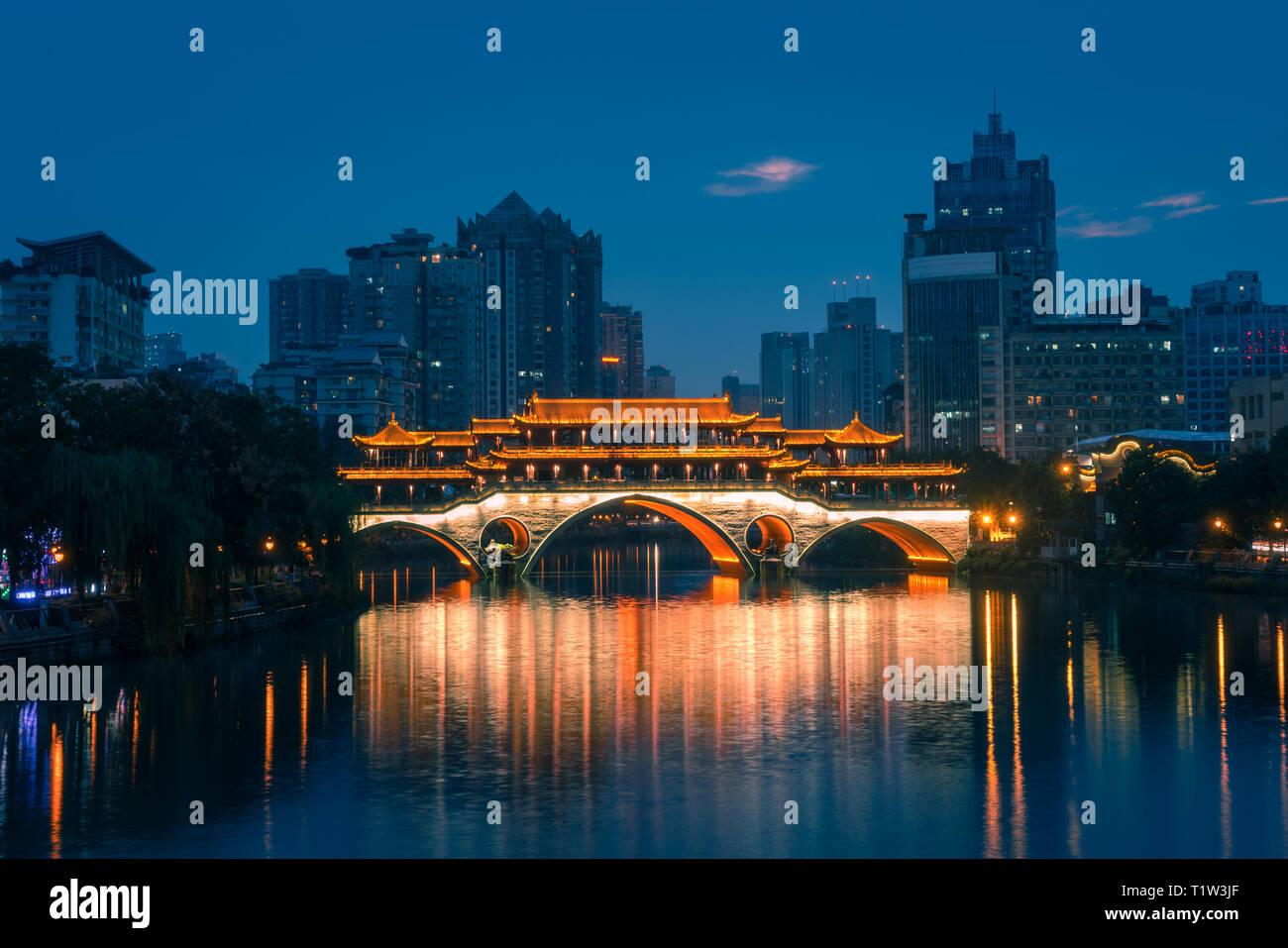 Pont sur la rivière Jin Anshun dans la nuit à Chengdu, Sichuan, Chine Banque D'Images
