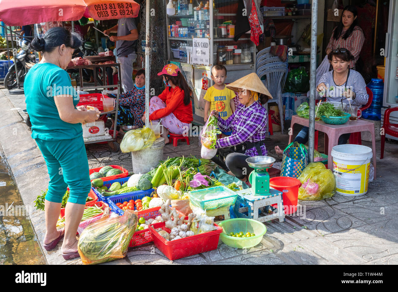 Femme vendant des légumes frais au marché de la rue Dinh Cau, Pho Quoc Island, Vietnam, Asie, Banque D'Images
