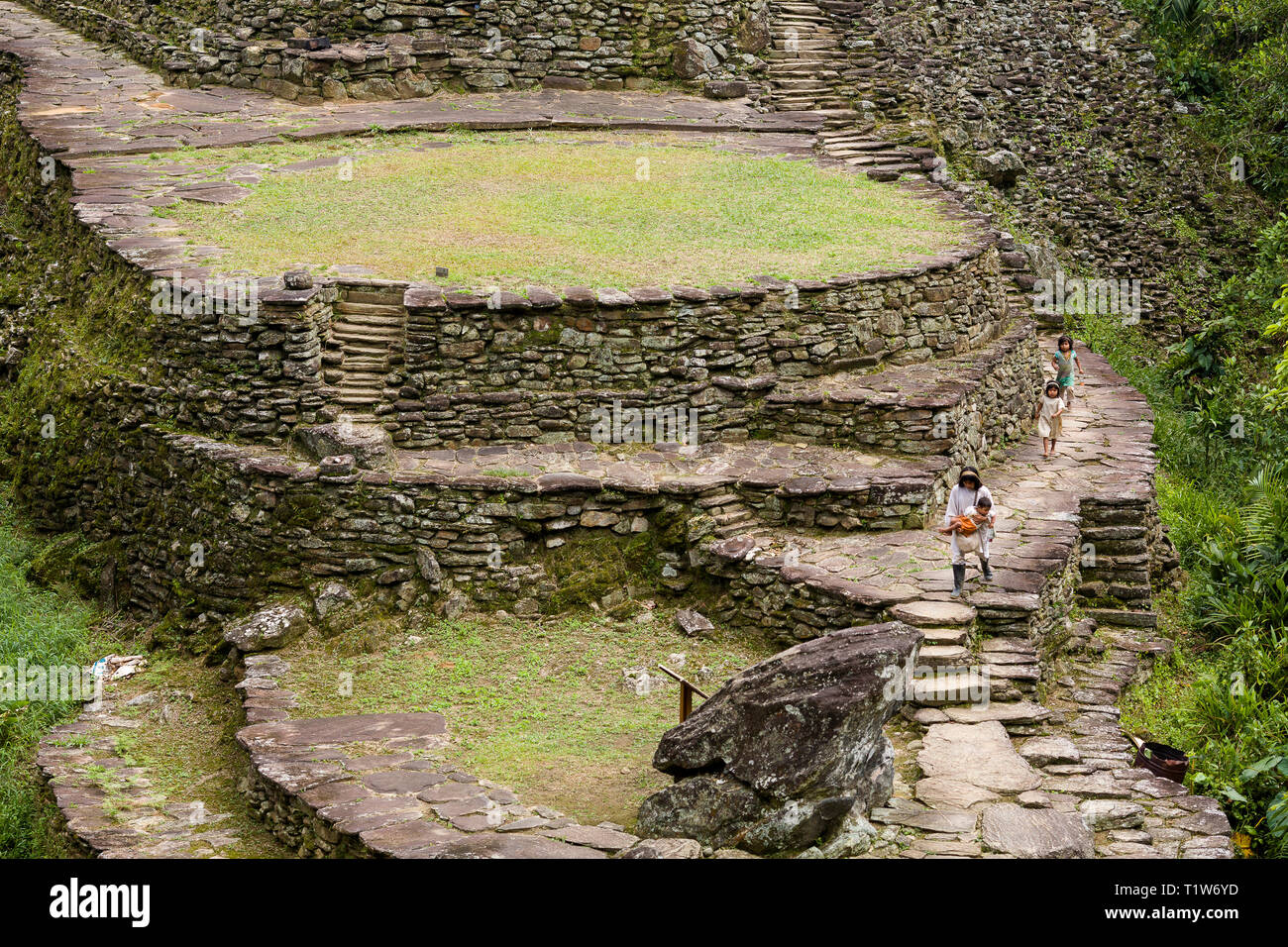 Colombie : La Ciudad Perdida. La famille autochtone sur le site archéologique d'une ancienne ville de Colombie la Sierra Nevada fondée vers 800 CE, certains Banque D'Images