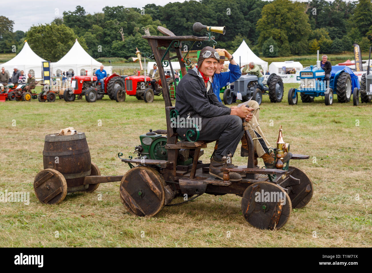 Du moteur à l'arrêt fait maison en bois panier chien powered avec remorque à la foire agricole 2018 Aylsham, Norfolk, Royaume-Uni. Banque D'Images