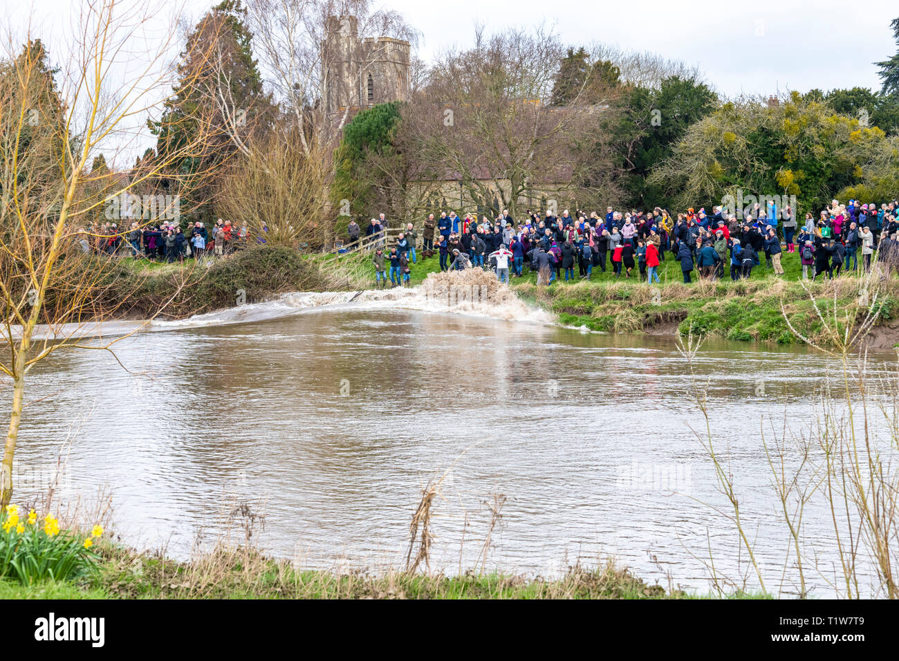 Un 5 étoiles sur l'alésage du bras Severn 22/3/2019 se briser contre la banque et le trempage les badauds à Minsterworth, Gloucestershire UK Banque D'Images