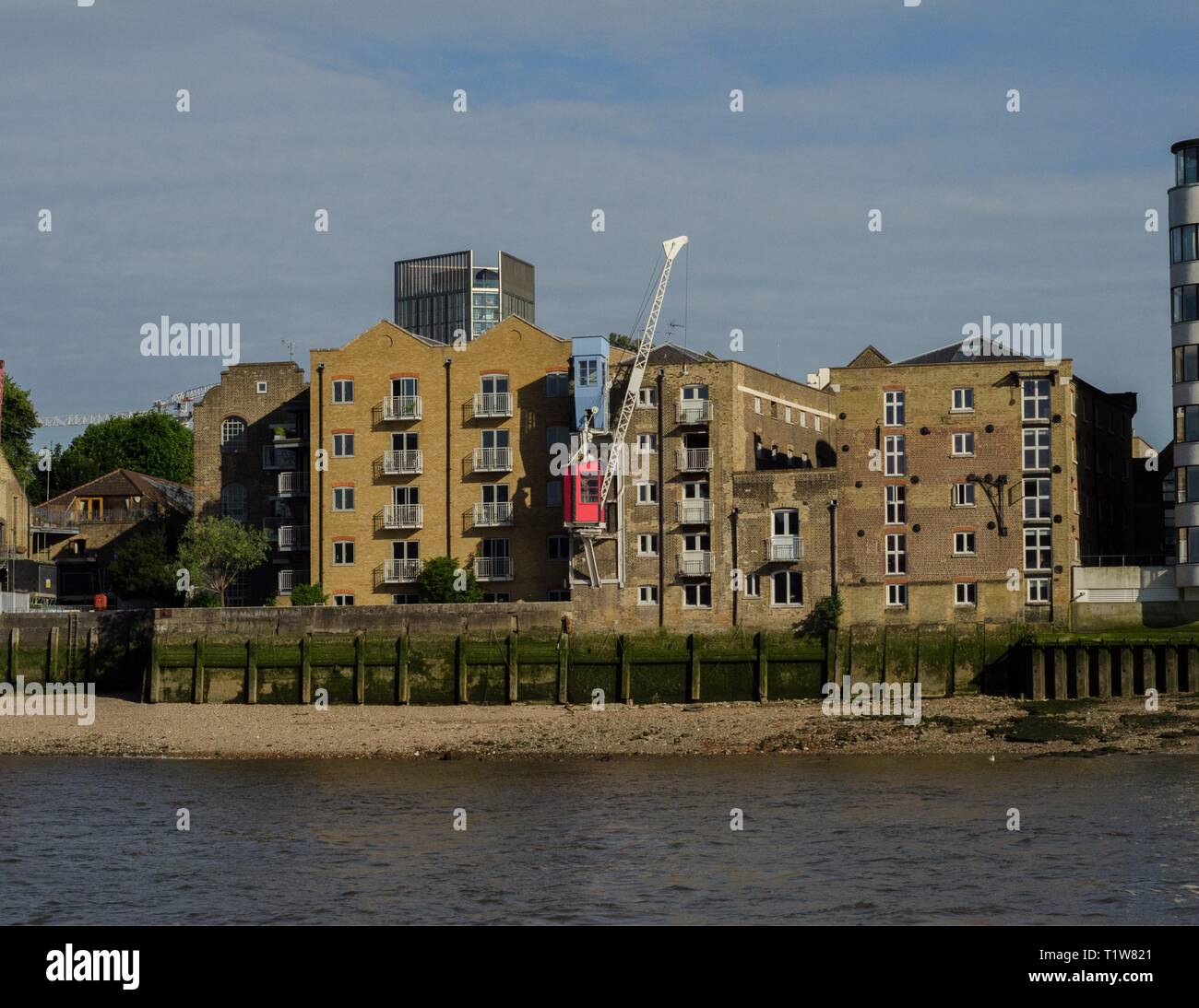 Appartements convertis de vieux entrepôts sur la Tamise, Londres, Angleterre. Banque D'Images