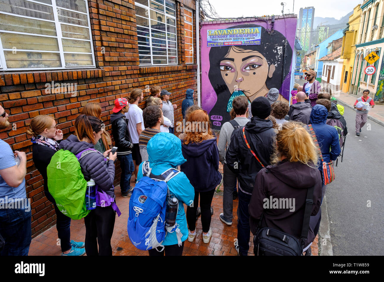 La COLOMBIE, Bogota Bogota : La Tour Graffiti, une façon de découvrir la capitale colombienne. Street art et du tourisme. Un groupe de touristes du Banque D'Images