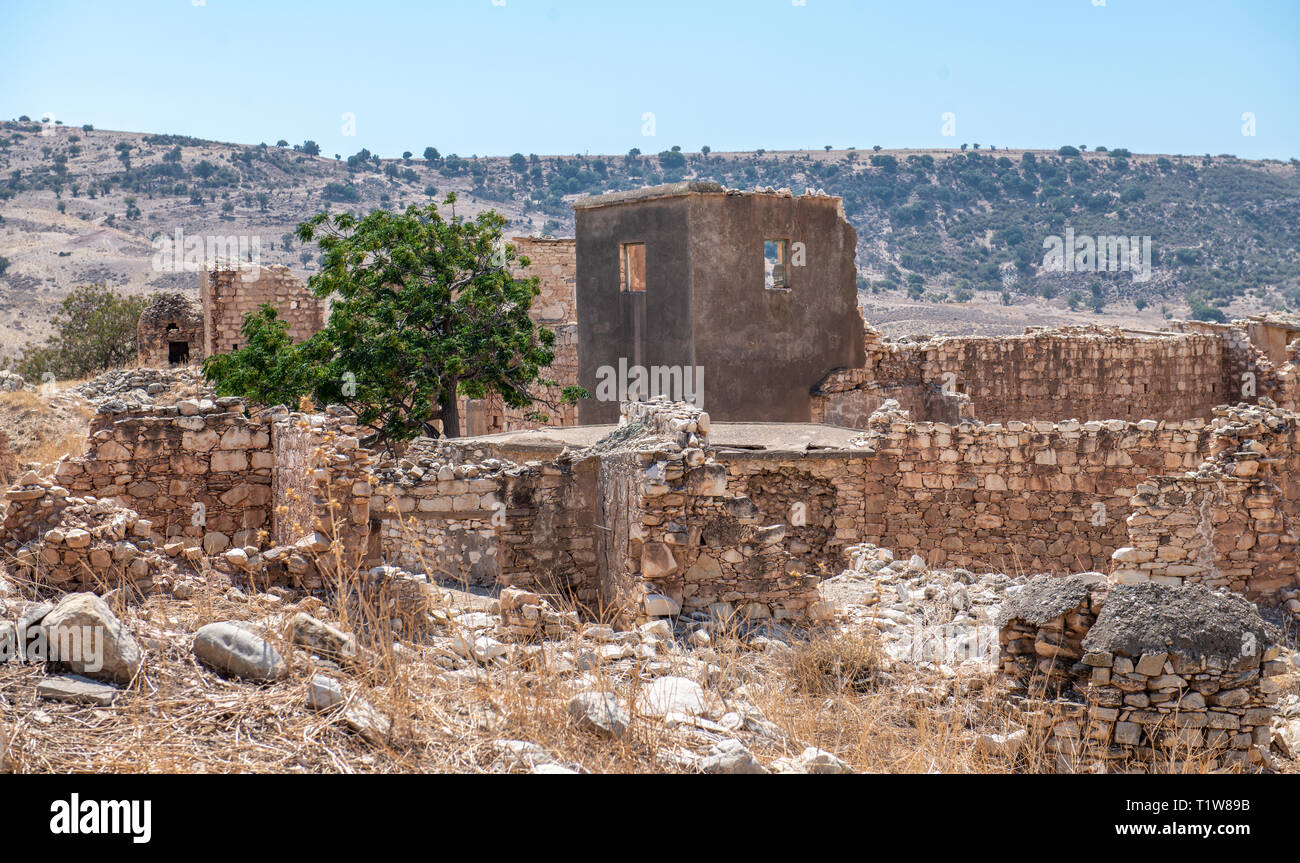 Phinikas est un village dans le district de Paphos. Il a été évacué après l'invasion turque de Chypre en 1974 Banque D'Images