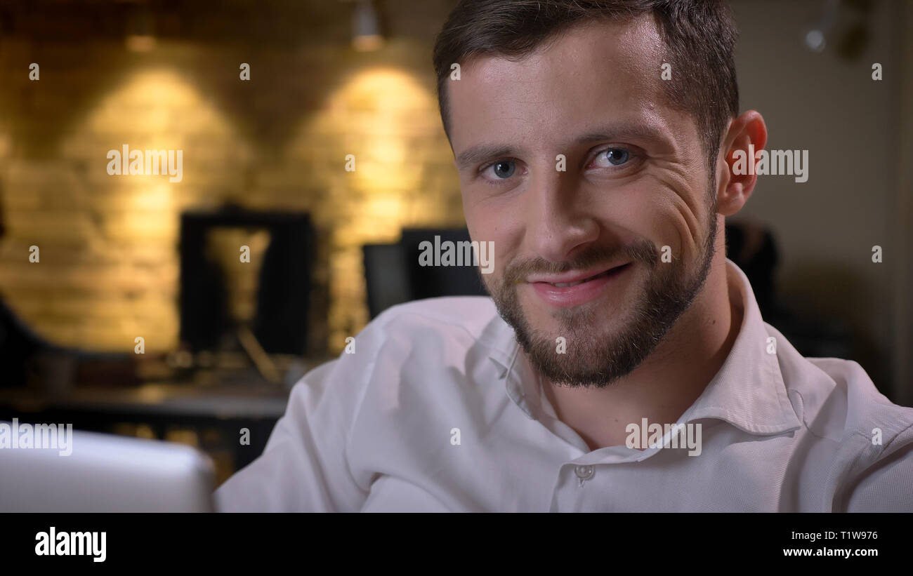 Libre de tirer de l'homme de race blanche adultes employé à la caméra et à l'intérieur l'établissement "smiling office Banque D'Images