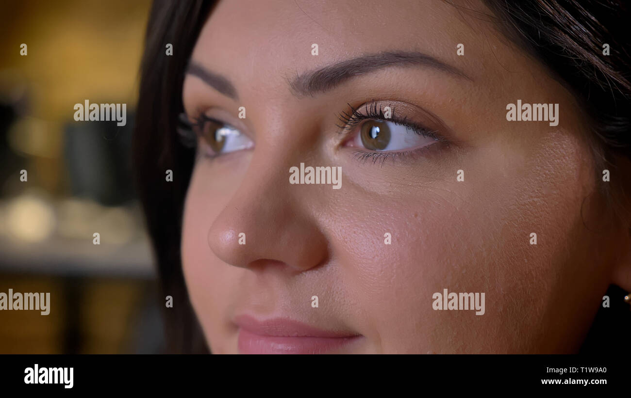 Close-up portrait of belle femme d'âge moyen surpoids regarder calmement sur la droite. Banque D'Images