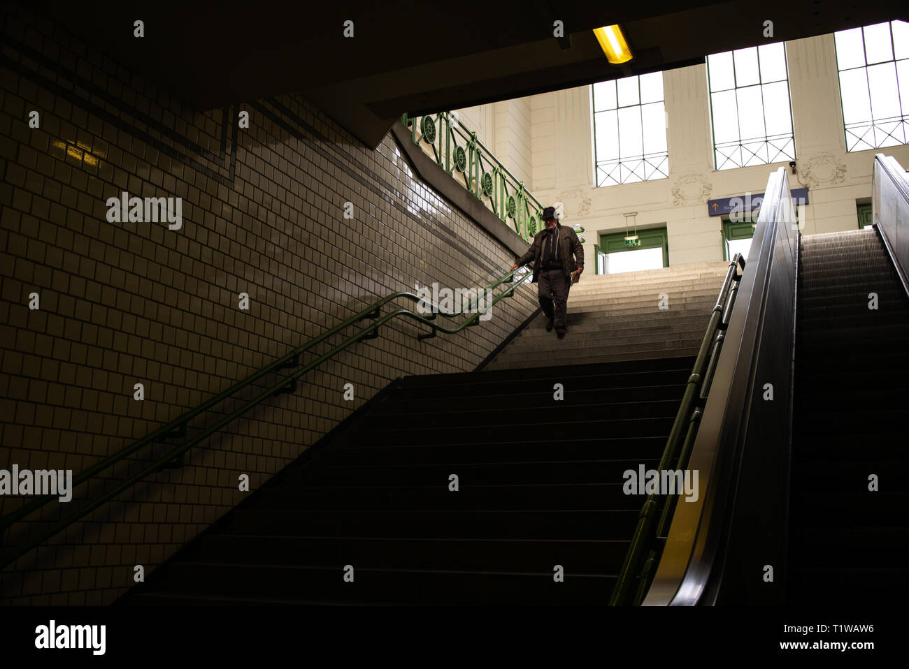 Un homme marche dans les escaliers à la station de métro Hütteldorf à Vienne, mars 2019 Banque D'Images