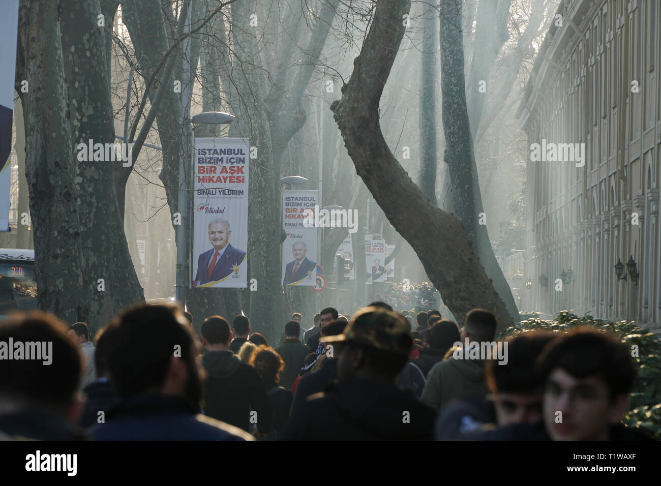 Istanbul, Turquie - 10 mars 2019 : Beaucoup de gens marcher sous les arbres et les bannières de l'AKP au quartier de Besiktas. Élections municipales seront faites à la Turquie. Banque D'Images