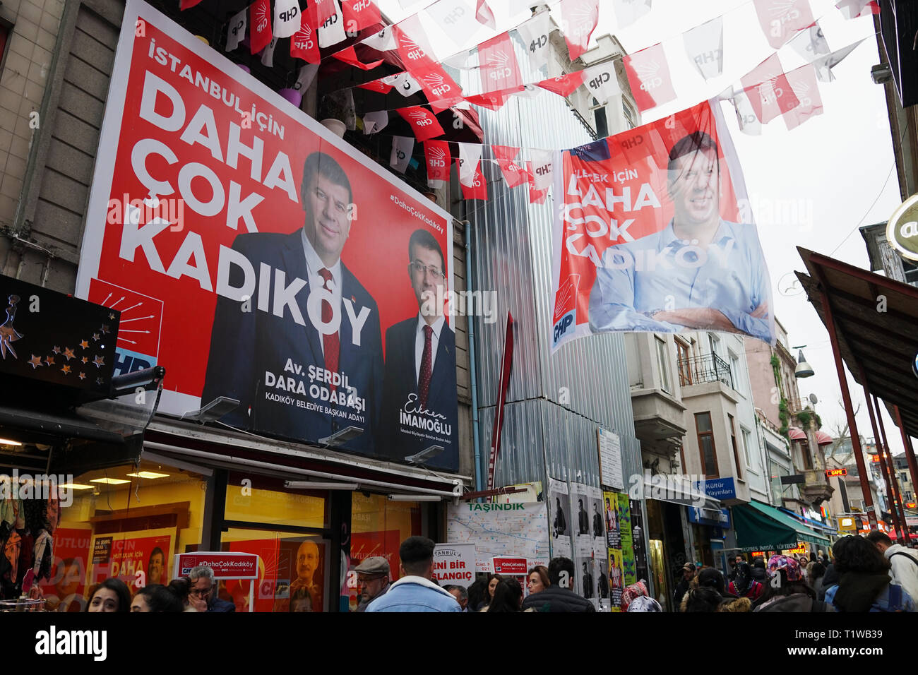 Istanbul, Turquie - le 21 mars 2019 : Les gens passent par le bureau des élections et de la cogénération de bannières en Kadikoy. Élections municipales seront faites à la Turquie. Banque D'Images