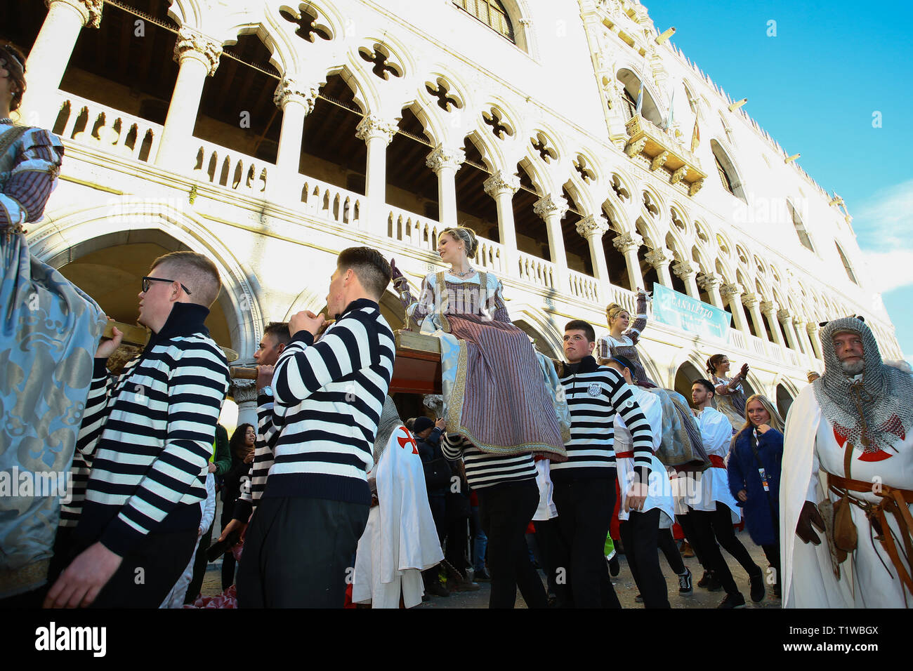 Les participants au cours du Carnaval de Venise - Festa delle Marie à Venise où : Venise, Italie Quand : 23 Feb 2019 Credit : IPA/WENN.com **Uniquement disponible pour publication au Royaume-Uni, USA, Allemagne, Autriche, Suisse** Banque D'Images